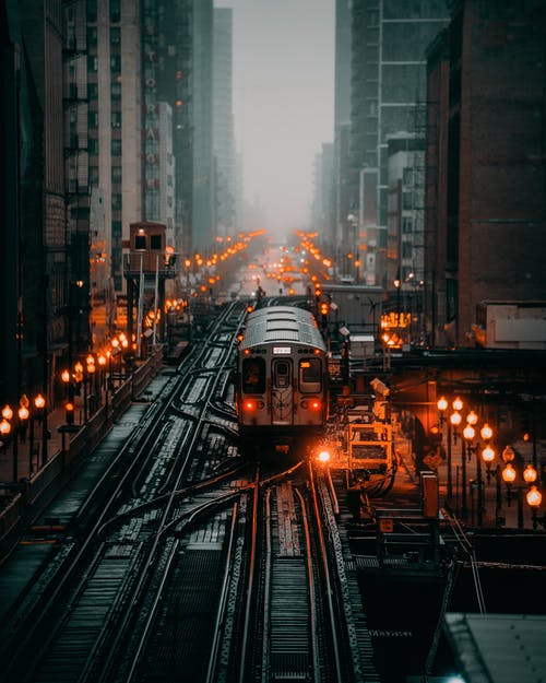 火车在铁路轨道上的照片 · 免费素材图片
