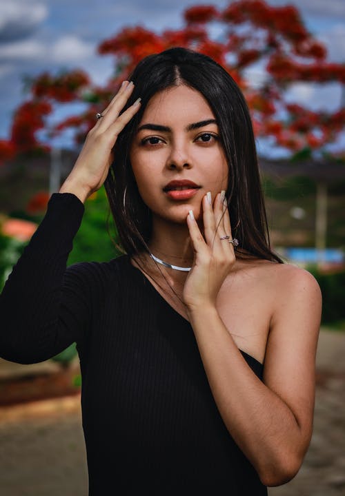 有关双手放在脸上, 垂直拍摄, 女人的免费素材图片