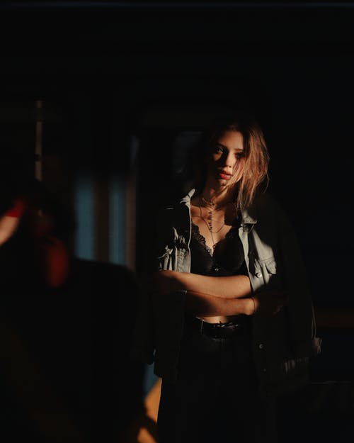 有关双臂交叉, 垂直拍摄, 女人的免费素材图片