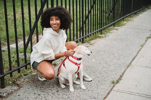 在人行道上与狗积极黑人妇女 · 免费素材图片