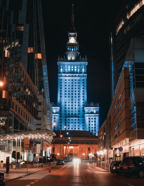 夜间穿过高层建筑的街道照片 · 免费素材图片