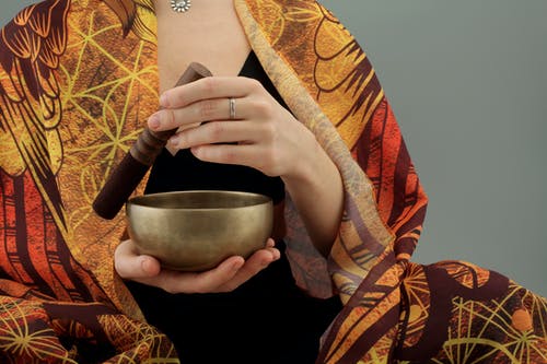 女人抱着一根木棍和一个青铜碗 · 免费素材图片
