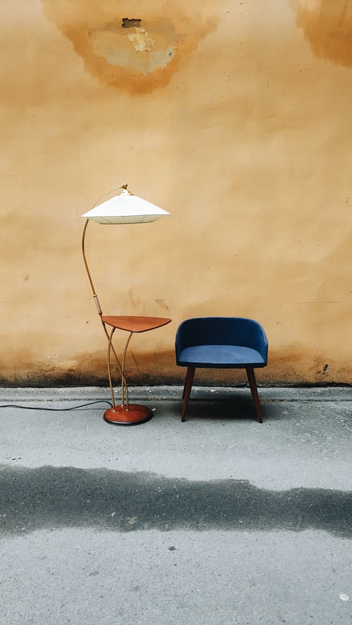 蓝色椅子一张桌子 · 免费素材图片