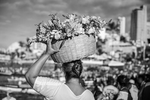 女人携带束鲜花 · 免费素材图片