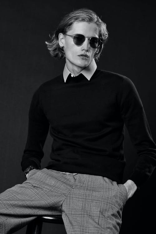 男子坐在凳子上的灰度照片 · 免费素材图片