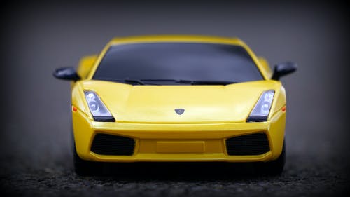 黄色玩具车 · 免费素材图片
