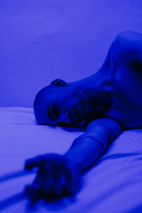 躺在床上的男人的照片 · 免费素材图片