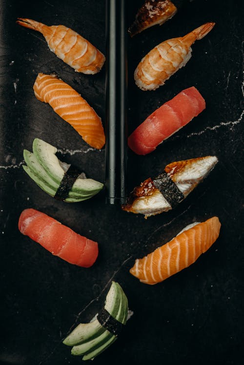 黑色表面上的寿司 · 免费素材图片