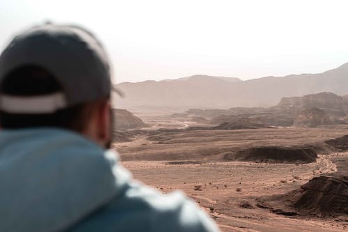 穿黑头盔的蓝夹克的男人 · 免费素材图片