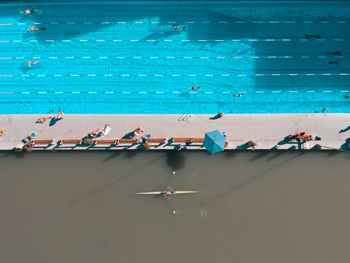 室外游泳池的鸟瞰图 · 免费素材图片