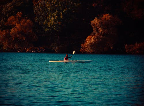 皮艇在水体上的男人 · 免费素材图片
