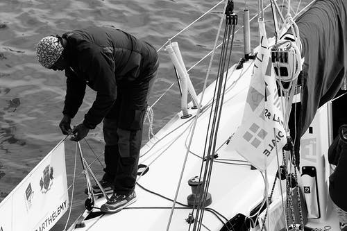 黑色灰色夹克在船的栏杆上的人 · 免费素材图片