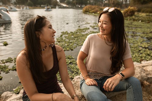 两个女人说话和微笑 · 免费素材图片
