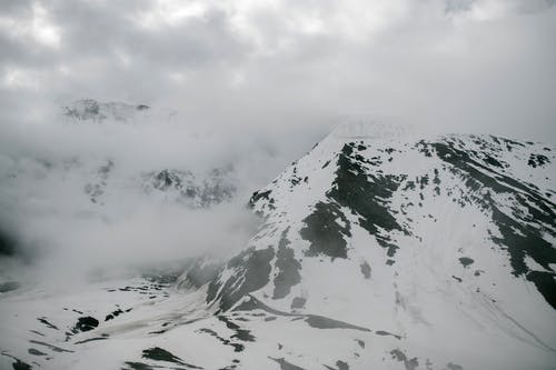 如诗如画的白雪皑皑的山谷，在雾蒙蒙的天空下 · 免费素材图片