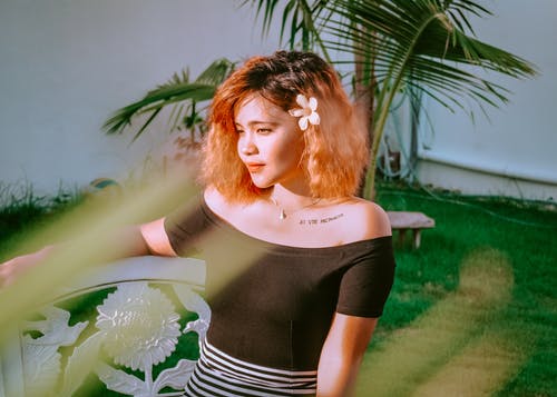 女人穿黑色脱肩连衣裙的照片 · 免费素材图片