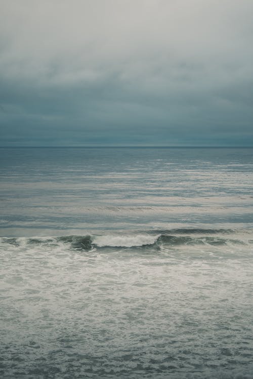 有关地平线, 垂直拍摄, 撞击波浪的免费素材图片