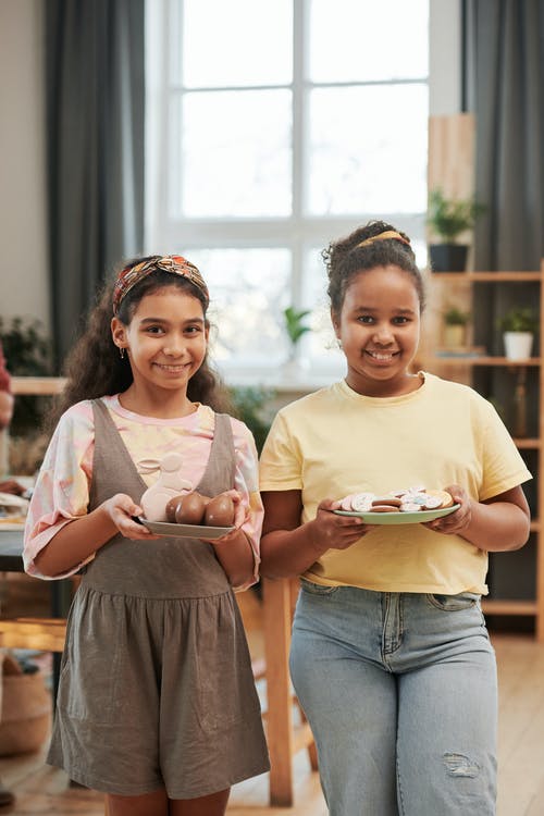 有关中全镜头, 兄弟姐妹, 在家的免费素材图片