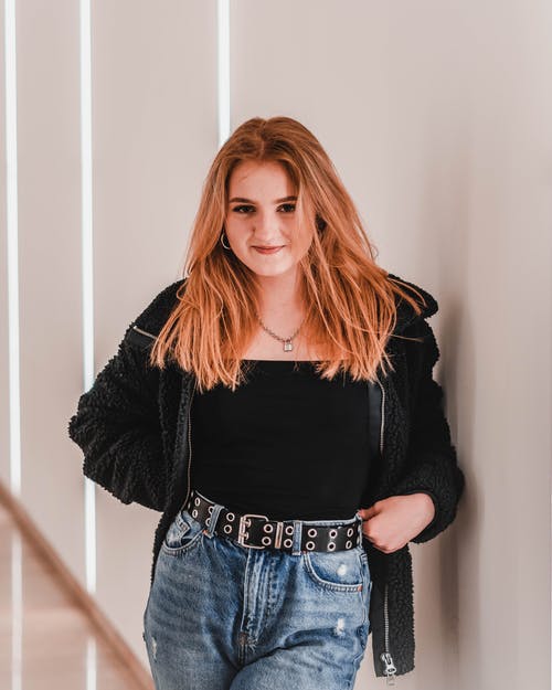 靠在墙上的女人的照片 · 免费素材图片