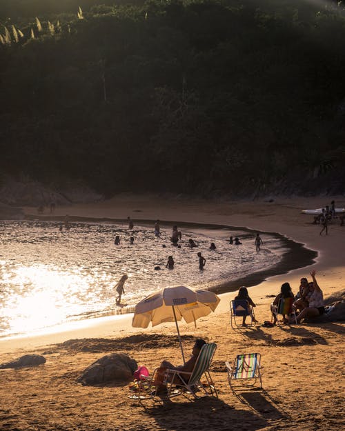 有关山边, 水, 沙滩伞的免费素材图片