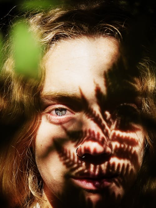 男子戴着银色鼻子箍的浅焦点照片 · 免费素材图片