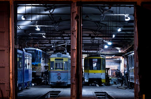 火车站的绿色和黄色火车 · 免费素材图片