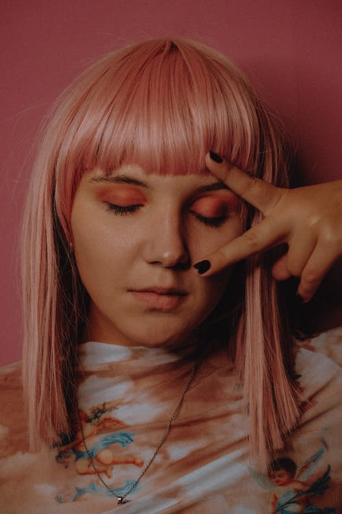 粉色发型的年轻时尚女人 · 免费素材图片