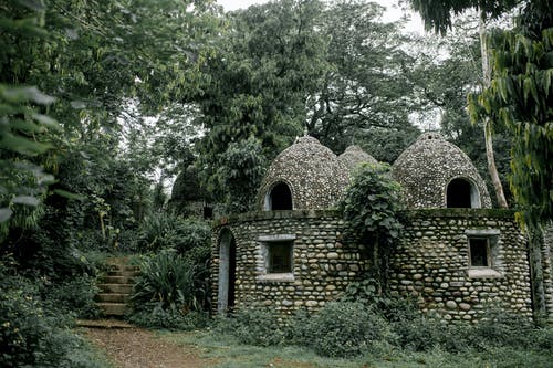 绿色的花园里的老石禅修屋 · 免费素材图片