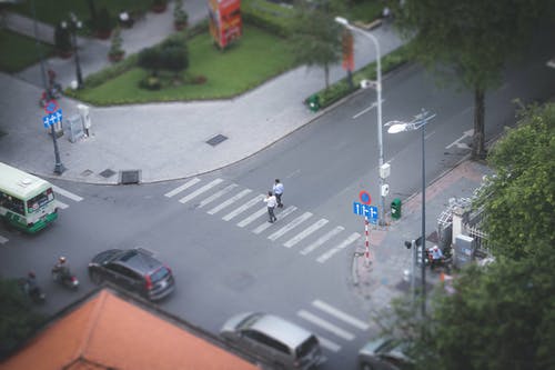 两人在行人专用道上行走 · 免费素材图片