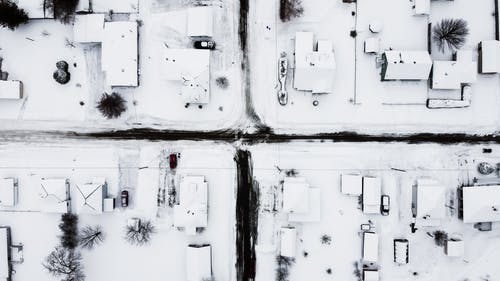 积雪覆盖的房屋的航拍照片 · 免费素材图片