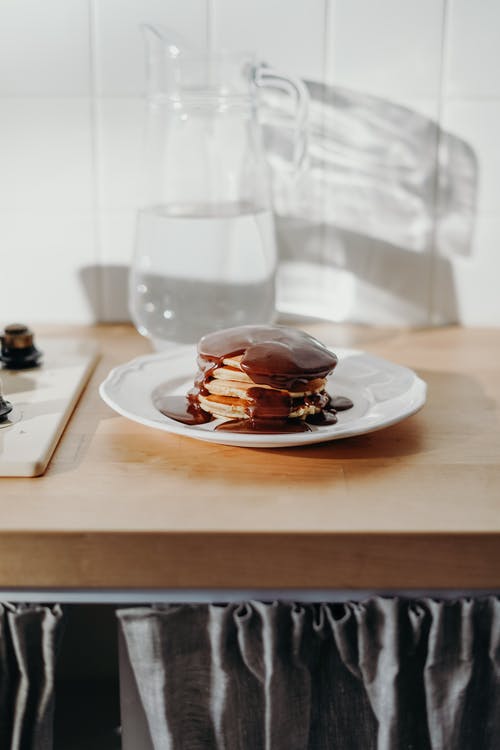 白色陶瓷板上的巧克力煎饼 · 免费素材图片