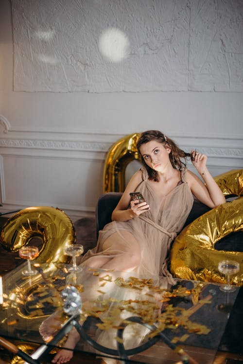 女人控股智能手机 · 免费素材图片