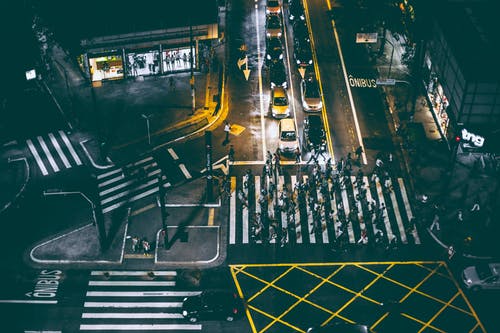 一群人在夜间在白色的人行道上行走的鸟瞰图 · 免费素材图片