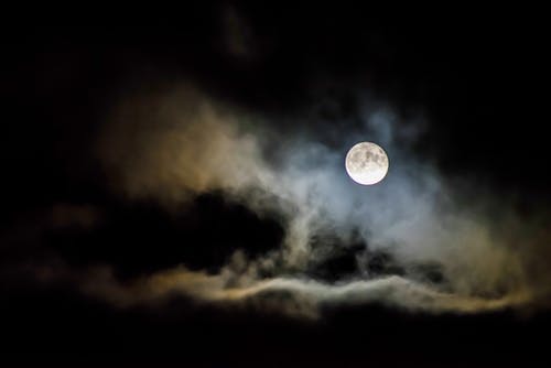满月下的云 · 免费素材图片