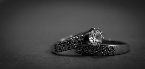 2银与钻石戒指的灰度照片 · 免费素材图片