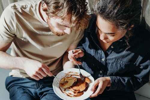 夫妇吃煎饼的照片 · 免费素材图片