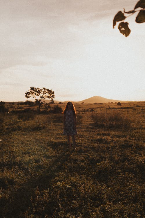 女人站在草地上 · 免费素材图片