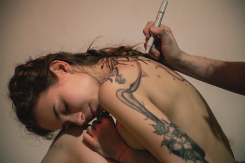 纹身的裸照女人 · 免费素材图片