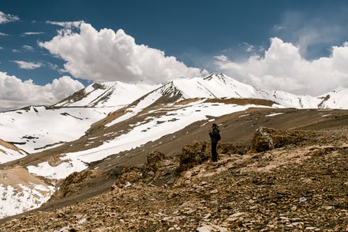 站在山上的冬天变得面目全非的旅行者 · 免费素材图片