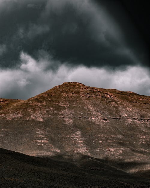 灰云下的一座山 · 免费素材图片