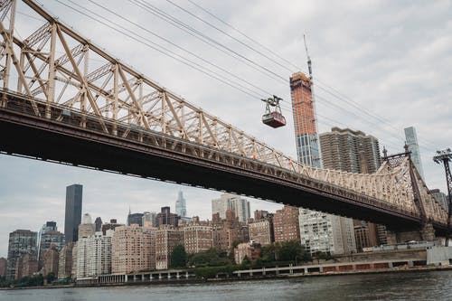 悬臂桥在城市上空的河 · 免费素材图片