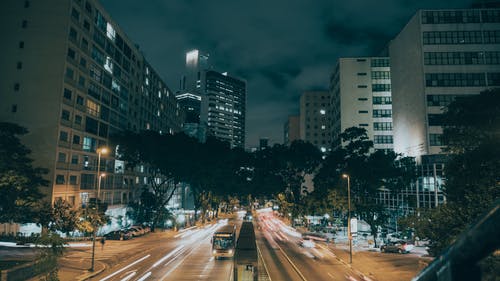 夜间城市汽车景观摄影 · 免费素材图片