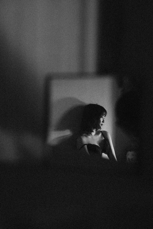 在黑暗的房间里的匿名女子 · 免费素材图片