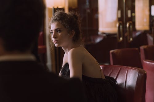 有关坐, 女人, 女性的免费素材图片