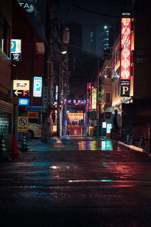 晚上的街道照片 · 免费素材图片