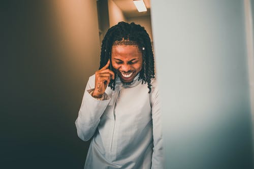 男子倚在墙上的照片 · 免费素材图片