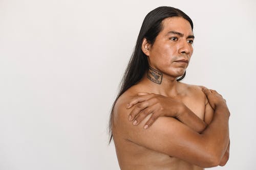 光着膀子的印度裔男子，长发交叉双臂在胸前 · 免费素材图片