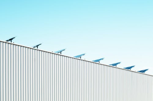 屋顶上的太阳能电池板 · 免费素材图片