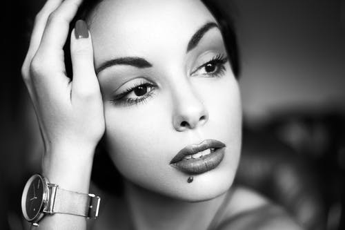 女人脸的灰度摄影 · 免费素材图片