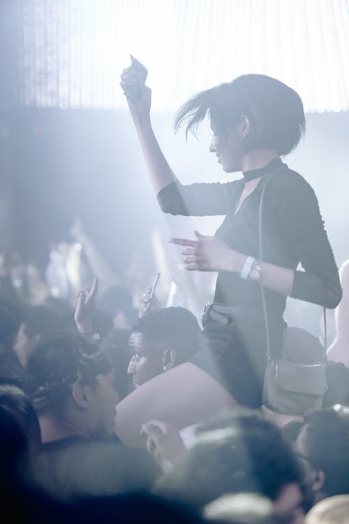 黑色和白色的长袖衬衫，在一次聚会享受的女人 · 免费素材图片