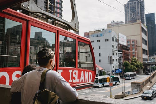 无法辨认的夫妇享受石栏杆附近的城市城市景观 · 免费素材图片